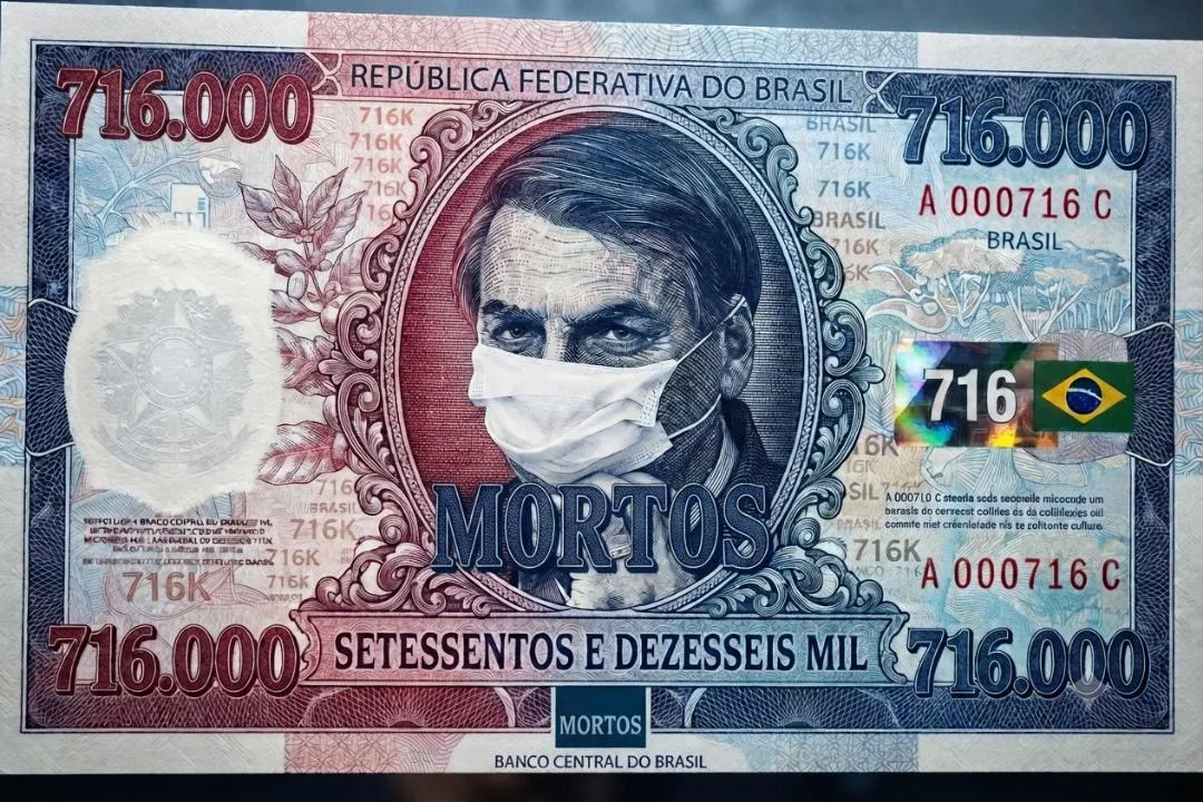 Cédula fictícia com o retrato de um homem de máscara cirúrgica ao centro e, em letras grandes, o número 716.000 e a palavra “mortos”.