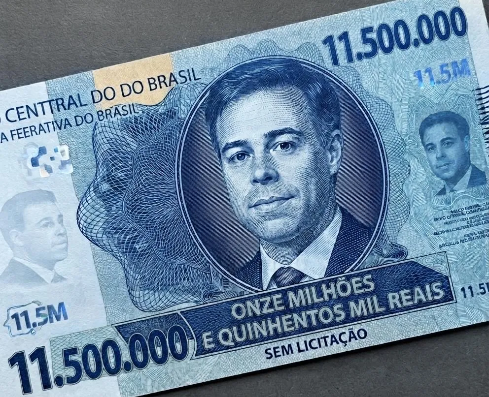 Cédula fictícia azul de onze milhões e quinhentos mil reais, com o retrato de um homem de terno e a inscrição “sem licitação”.