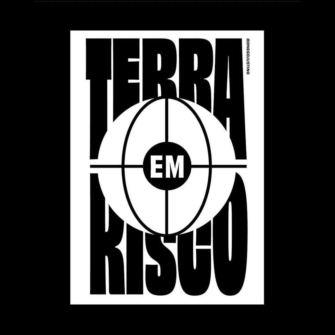 Cartaz preto e branco com tipografia condensada: “Terra em risco”. Ao centro, um globo terrestre dentro de uma mira, com a palavra “em” no alvo.