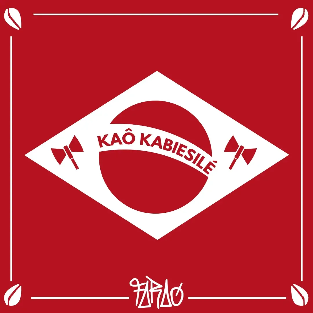Fundo vermelho com o losango e o círculo da bandeira brasileira em branco. Na faixa, no lugar do lema nacional: “Kaô Kabiesilé”, saudação a Xangô, ladeada por dois machados.