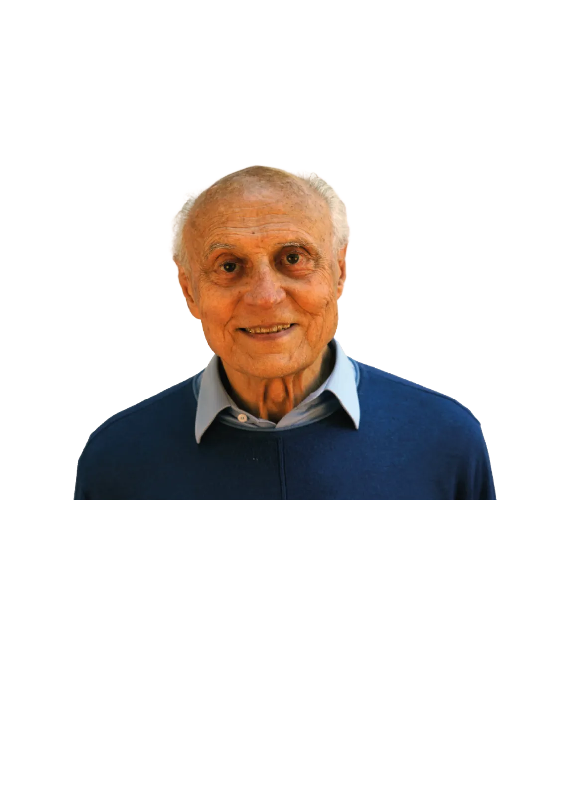 Foto de um homem idoso de suéter azul sobre fundo branco, sorrindo para a câmera. A arte não traz texto.