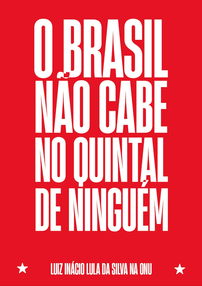 Fundo vermelho com letras brancas altas e estreitas: “O Brasil não cabe no quintal de ninguém”. Embaixo, entre duas estrelas brancas: “Luiz Inácio Lula da Silva na ONU”.