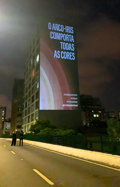Projeção "O arco-íris comporta todas as cores" em edifício em São Paulo