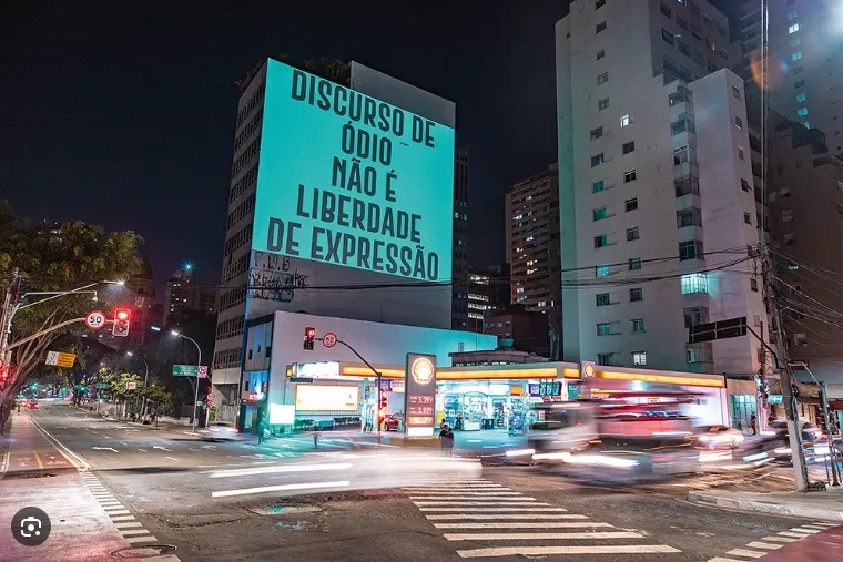 Projeção "Discurso de ódio não é liberdade de expressão" em empena de edifício em São Paulo