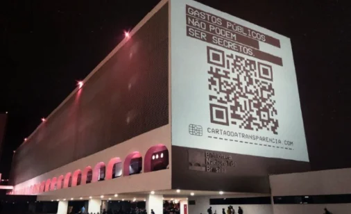 Projeção com QR code "Gastos públicos não podem ser secretos" em fachada