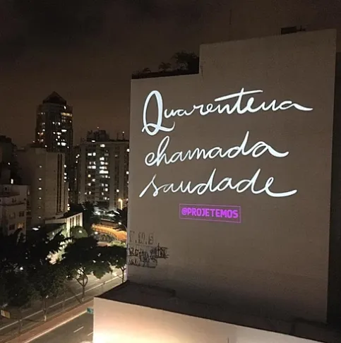 Projeção "Quarentena chamada saudade" em empena de edifício em São Paulo